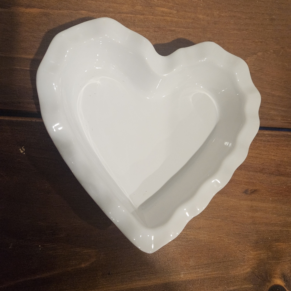 CRATE & BARREL Small Valentine Heart Ruffle Dish Trinket Holder Candy Dish Decor